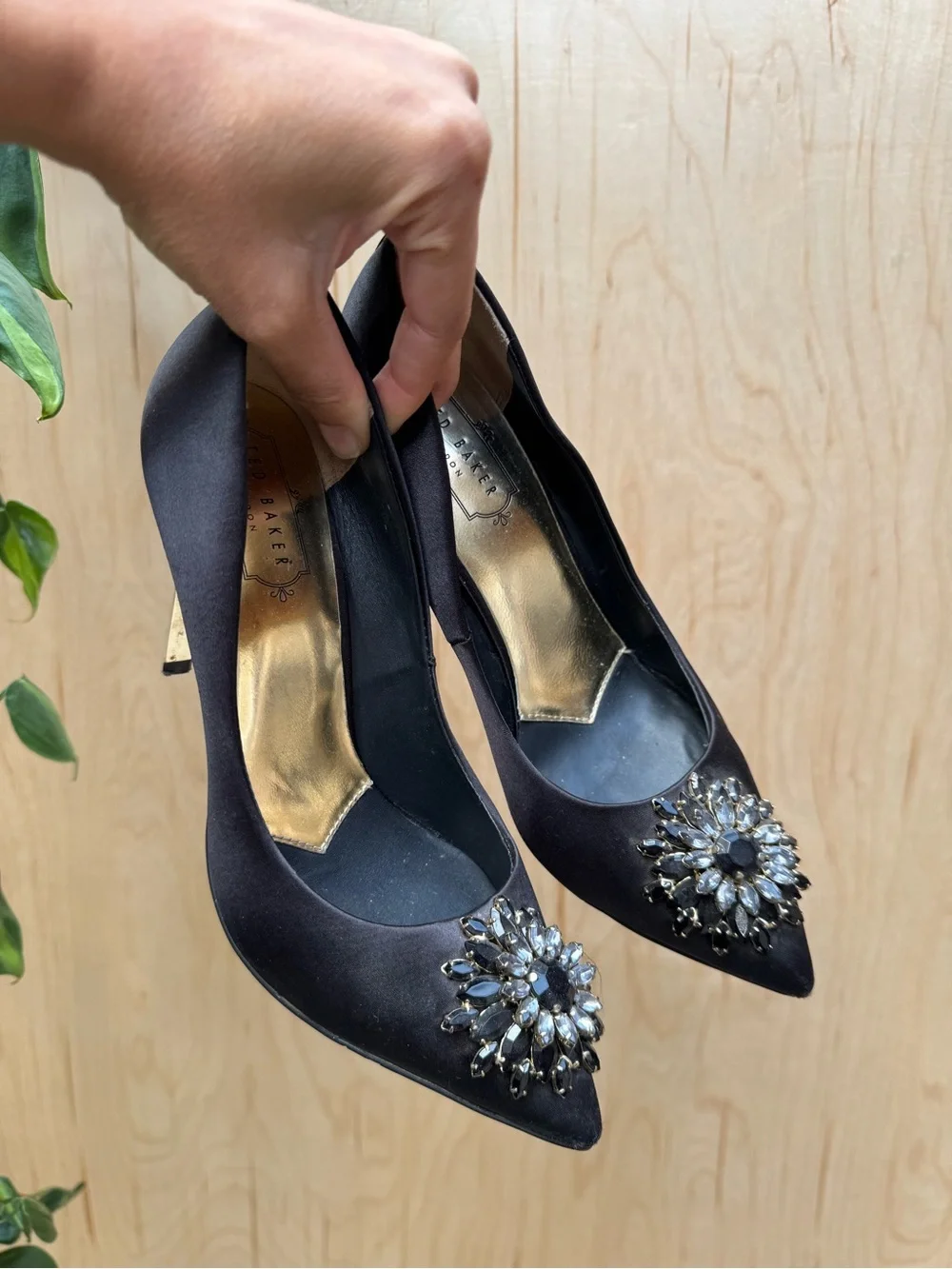 TED BAKER Brydien Brooch Pump Black 38/7.5